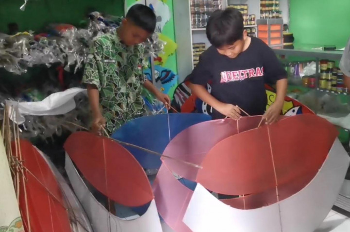 Agustus Kemarau, Layang-layang Warna Merah Putih Diserbu Pembeli