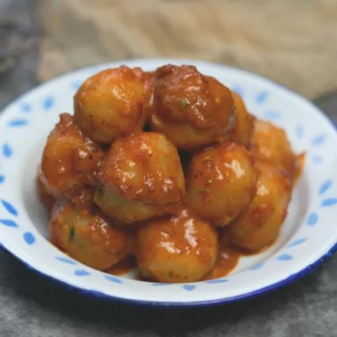 Pedes banget! Mantap nih buat kamu penggemar cilok. Kuy, simak cara buatnya.  (Foto: Dok. Endeus TV)
