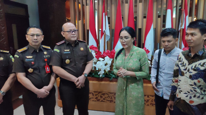 Rieke Diah Pitaloka Datangi Kejati Jatim Pantau Ronald Tannur