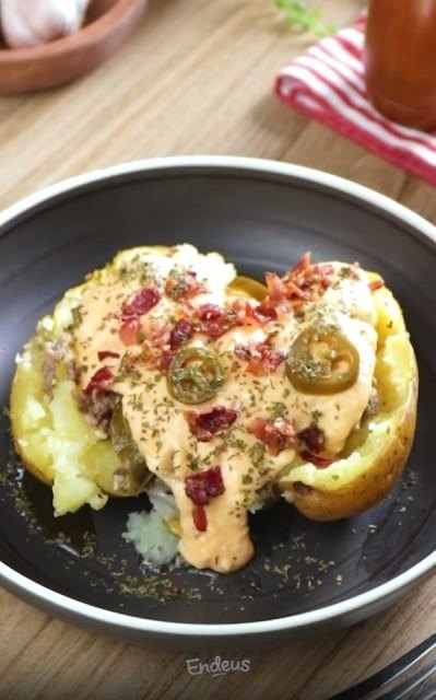 Begini cara buat baked potato yang viral di Pasar Santa. (Foto: Dok. Endeus TV)