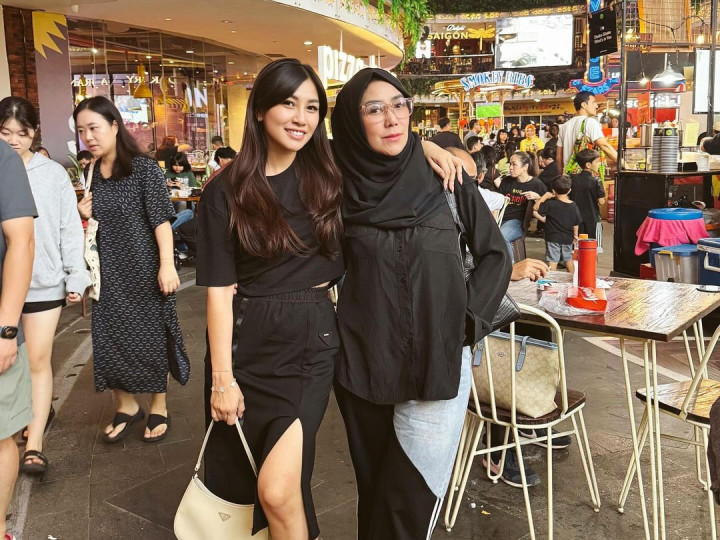 Ibunda Raffi Ahmad Tak Ingin Nisya Cerai dari Andika Rosadi