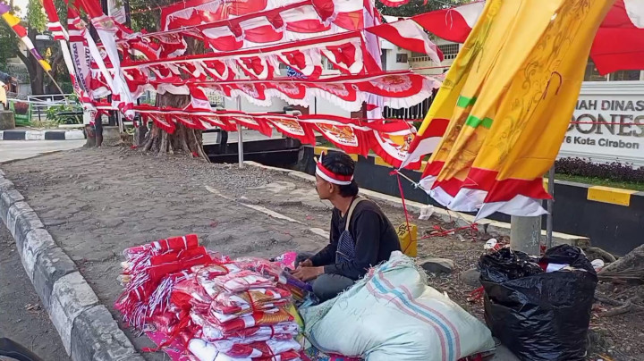 Omzet Penjual Pernak-pernik Kemerdeakaan di Cirebon Turun