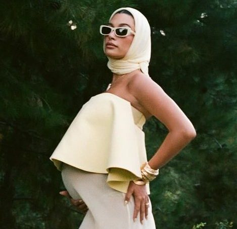 Gaya Imut Hailey Bieber Kenakan Outfit Warna Viral 'Kuning Mentega' saat Baby Shower