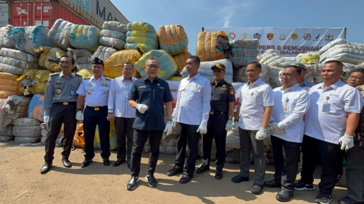 Matikan Industri Tekstil, 1.883 Bal Pakaian Bekas Impor Ilegal Dimusnahkan