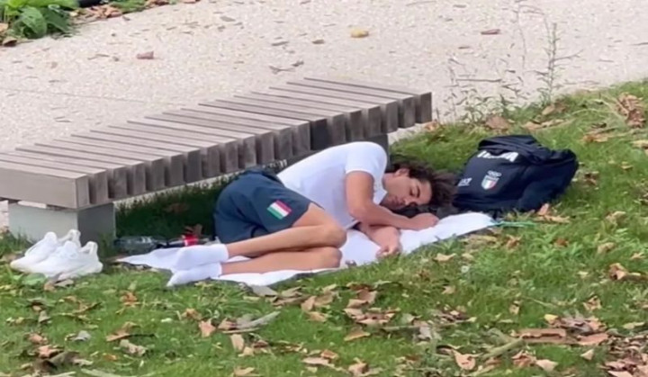 Kegerahan di Kamar, Viral Atlet Olimpiade Pilih Tidur di Taman