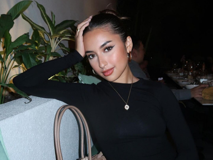 Jennifer Coppen Nangis Diajak Umrah Bareng Ustaz Derry Sulaiman