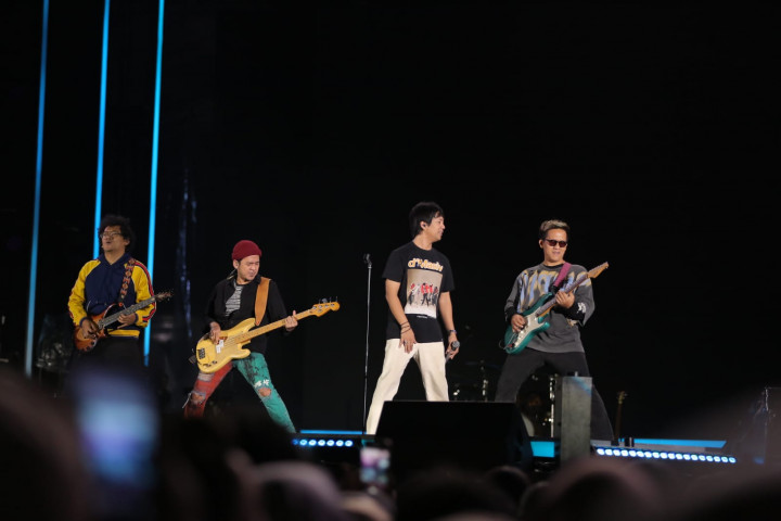 Sensasi D'Masiv Manggung Sambil Lihat Gunung Salak di LMAC Super Hitz Festival