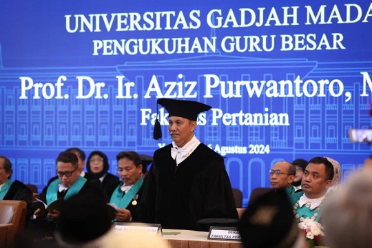Gemar Meneliti Tanaman Hias, Prof. Aziz Purwanto Dikukuhkan sebagai Guru Besar UGM