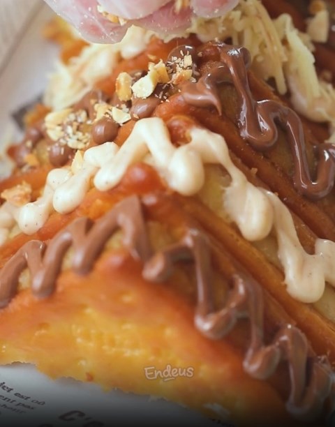 Kue gabin kali ini kekinian dengan topping cokelat, enak banget! (Foto: Dok. Endeus TV)