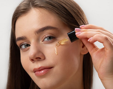 Sebaiknya gunakan serum vitamin C di pagi hari dan serum niacinamide pada malam hari. (Foto: Ilustrasi. Dok. Freepik.com)