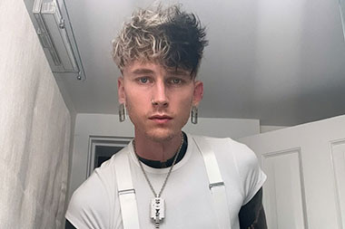 Machine Gun Kelly Sudah Setahun Berhenti Alkohol dan Narkoba