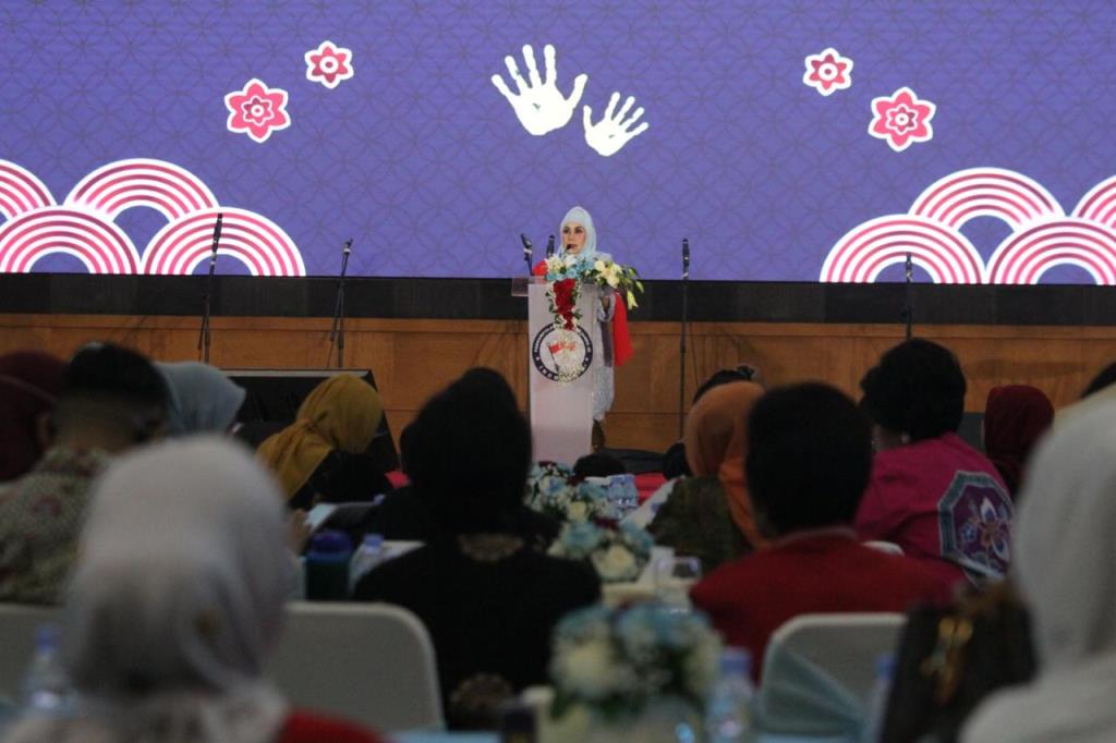 Cap Telapak Tangan Jadi Simbol Kenang Perjuangan Perempuan Indonesia