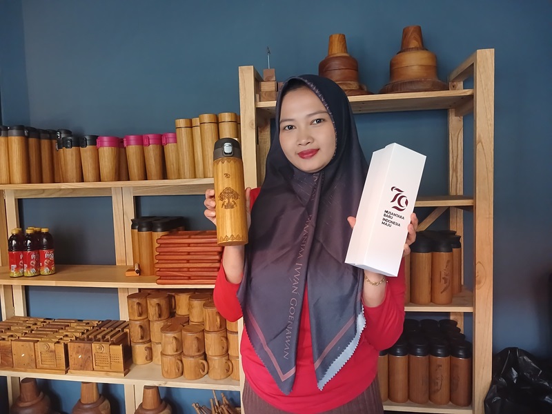 Unik, Suvenir Upacara HUT RI di IKN berupa ?Tumbler Kayu Khas Jepara