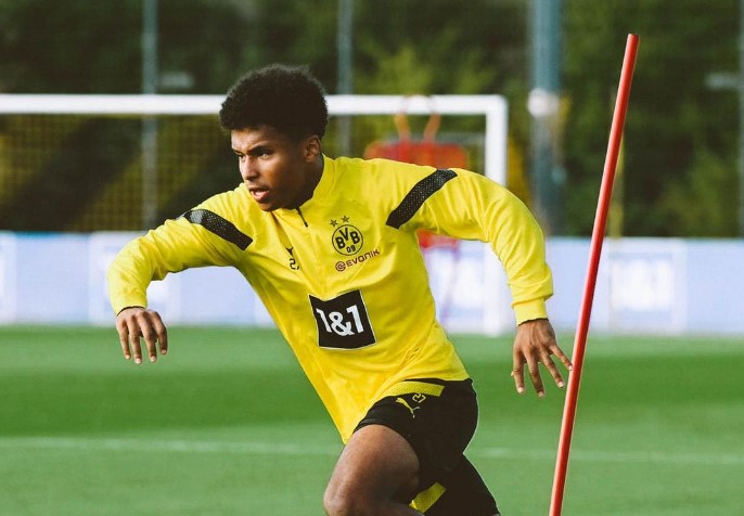 Adeyemi Abaikan Ketertarikan Juventus Demi Bertahan di Dortmund