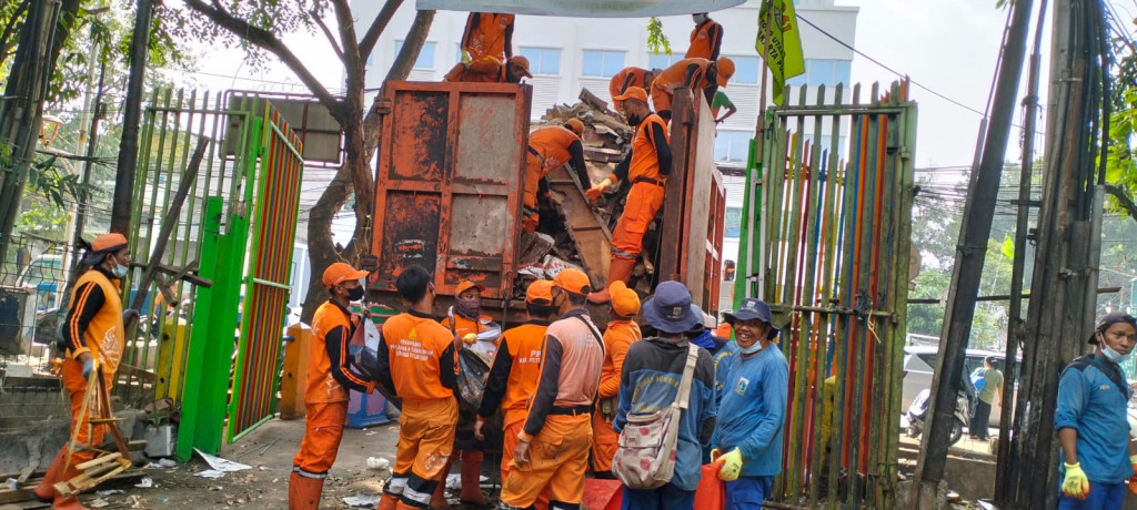 Satpol PP Tertibkan Ratusan Pedagang di Jalan Sadar Gambir