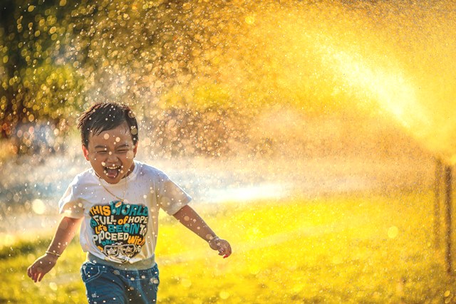 Cara pendidik untuk meningkatkan kemampuan kognitif anak yaitu dengan melakukan kegiatan yang memotivasi anak. (Foto: Ilustrasi/Dok. Unsplash.com)