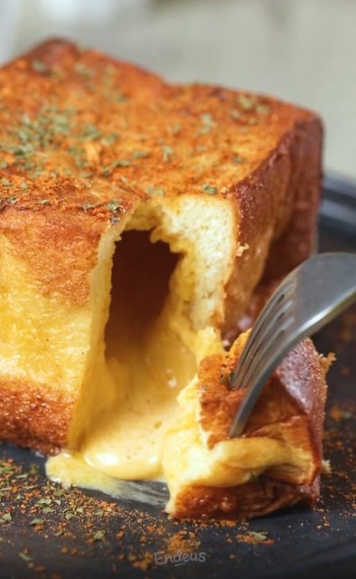Roti ini meleleh di mulut dengan rasa asin manis dan gurih. Mantap banget! (Foto: Dok. Endeus TV)