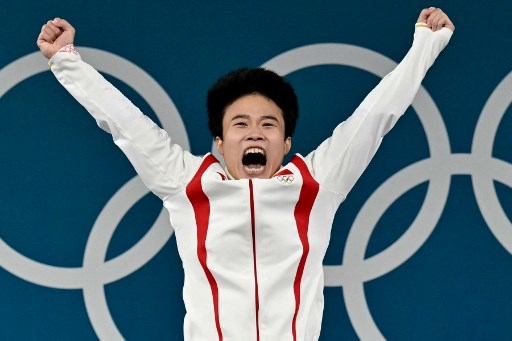 Lifter Hou Zhihui Pertahankan Emas Kelas 49Kg Putri