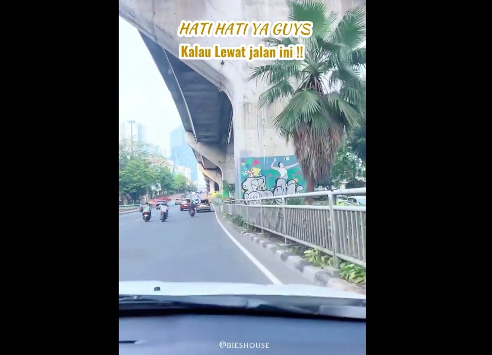 Viral mobil dilempar kotoran manusia di underpass casablanka. Foto: Instagram