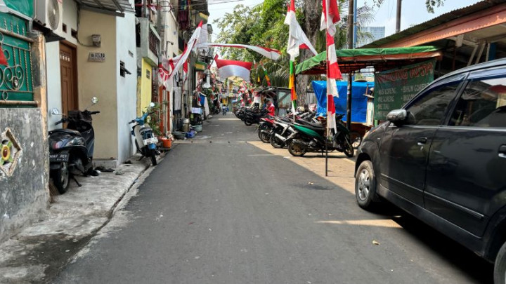 Jalan Inspeksi Kali Ciliwung Berubah Fungsi