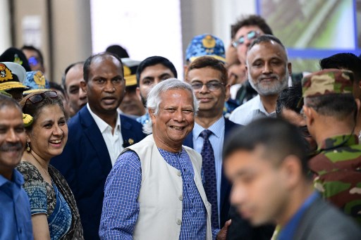Potret Muhammad Yunus Tiba di Bangladesh