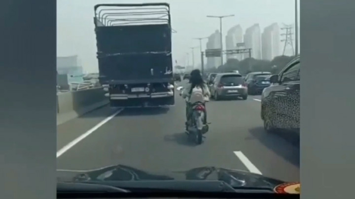 Viral Wanita Kendarai Motor Masuk Tol Wiyoto Wiyono, Diduga Depresi