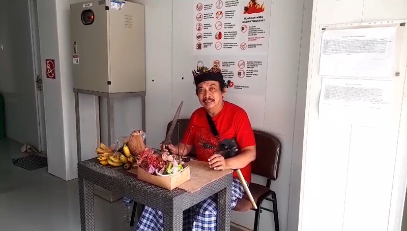 Kanjeng Raden Tumenggung (KRT) Ilham Triadi Nagoro, seorang pawang hujan asal Banyuwangi, Jawa Timur. (MGN/Andi Himawan)