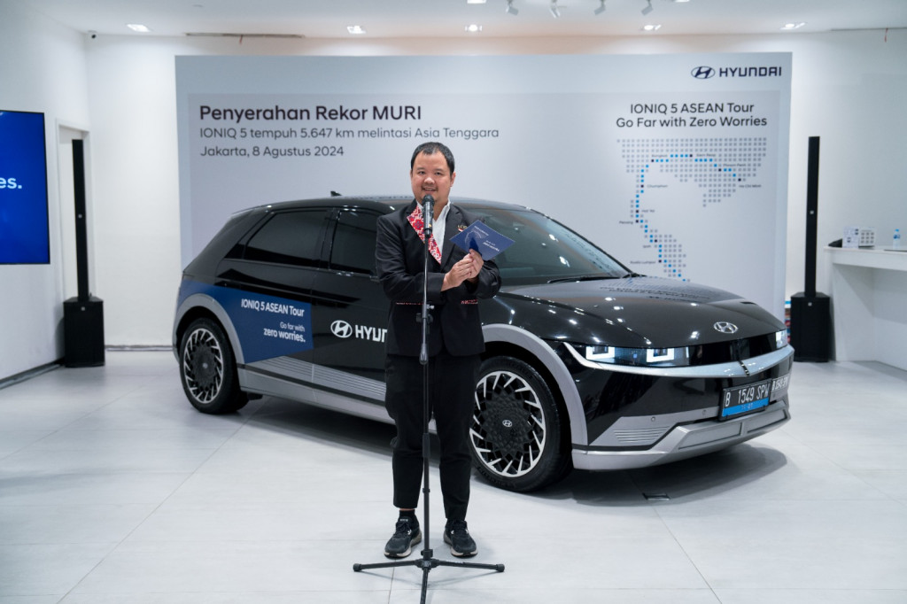 Vice Director of MURI, Osmar Semesta Susilo, menyerahkan penghargaan dari MURI untuk Hyundai Asia Pasific. Hyundai