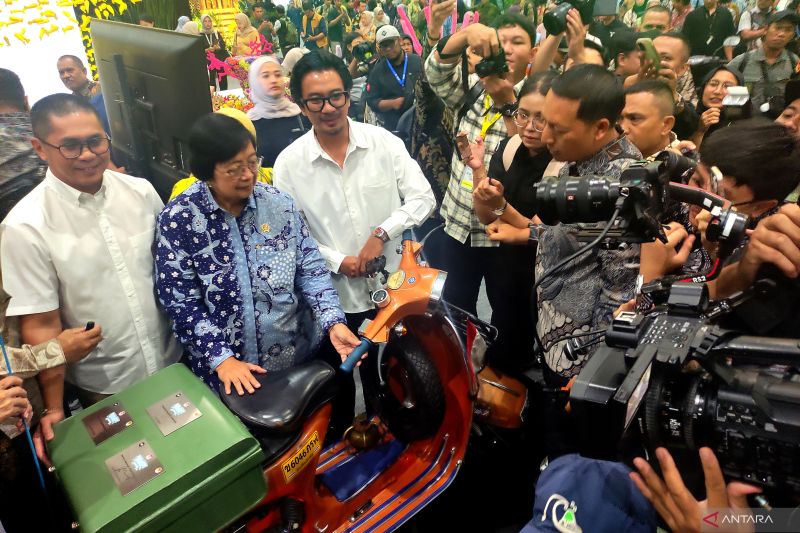 Menteri Lingkungan Hidup dan Kehutanan Siti Nurbaya dalam Festival Lingkungan, Iklim, Kehutanan dan Energi Baru Terbarukan (LIKE) jilid ke-2 di Jakarta, Kamis (8/8/2024), mencoba motor klasik bermesin two stroke yang dikonversi bertenaga listrik hasil rak