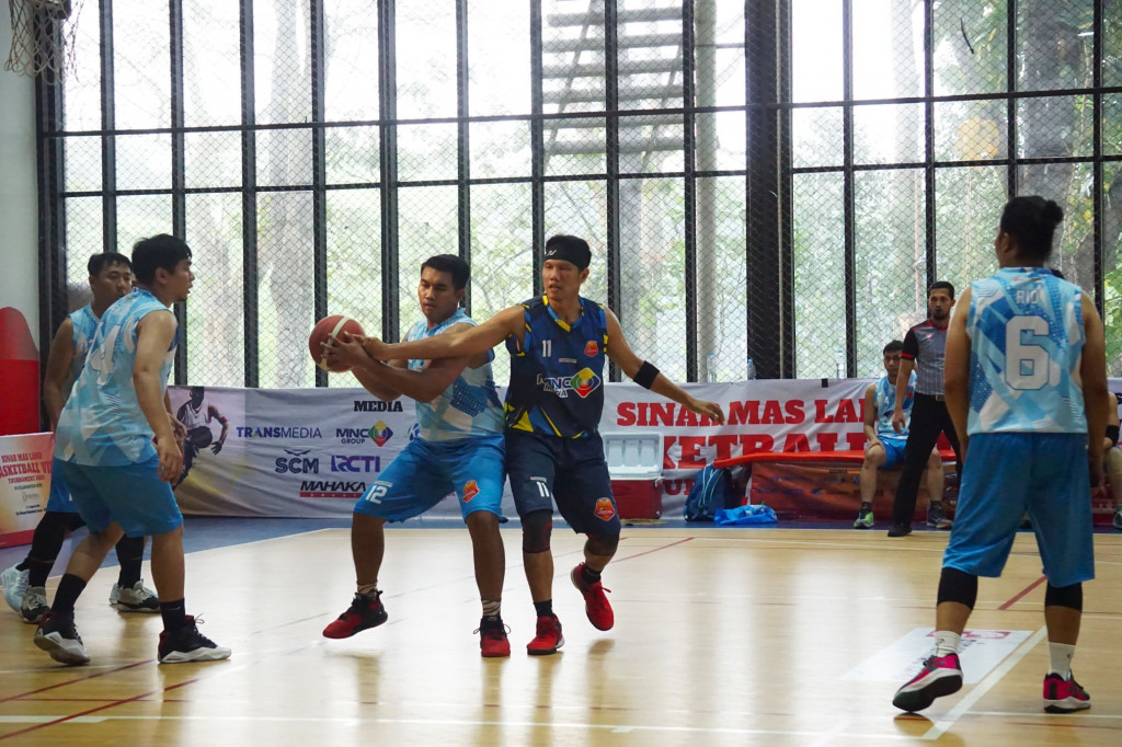 Suasana laga tim MNC Media vs Media Group di ajang Sinar Mas Land Basketball Tournament 2024. (Foto: Zam/Medcom.id)
