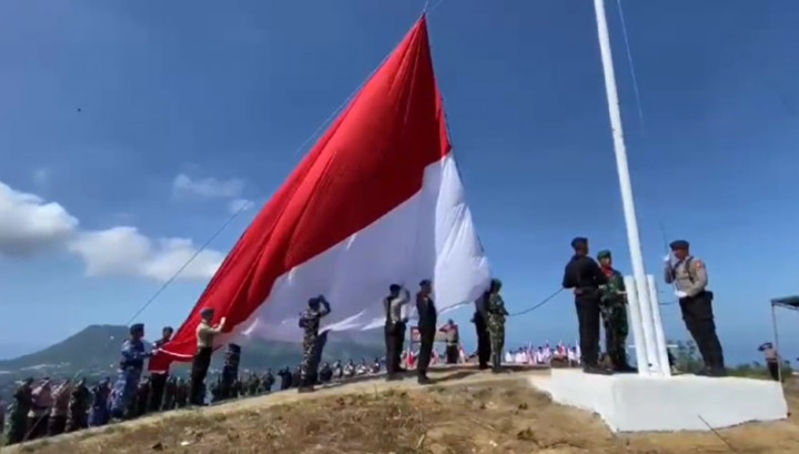 Sang Merah Putih Raksasa Berkibar di Bukit Kezimara Ende NTT