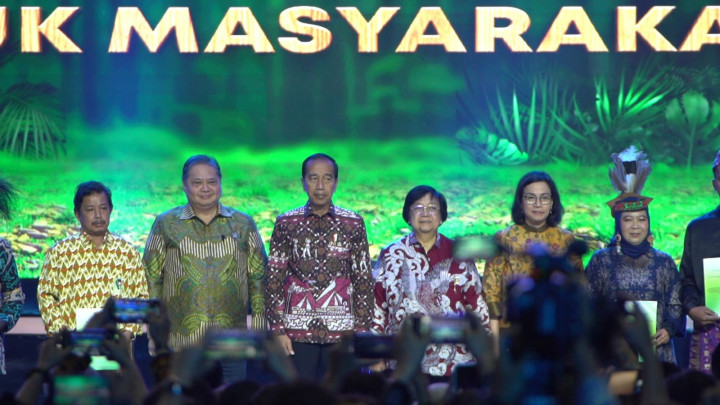 Hadiri Festival LIKE 2, Presiden Serahkan Sertifikat Layanan Dana dan SK Perhutanan Sosial