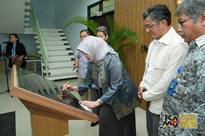 Rektor Tandatangani Prasasti, Unpad Kini Punya Sekolah Vokasi