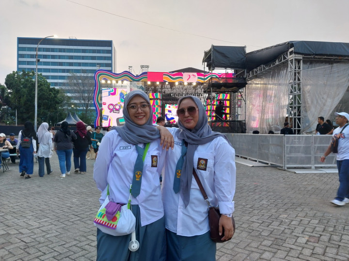 Seragam SMA Putih Abu-abu Warnai 90s Festival, Bikin Nostalgia!
