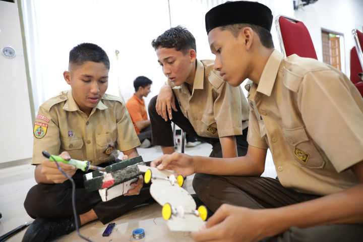 Pelajar SMA di Aceh Diajak Merakit Robotika Mobil Sederhana Tenaga Surya