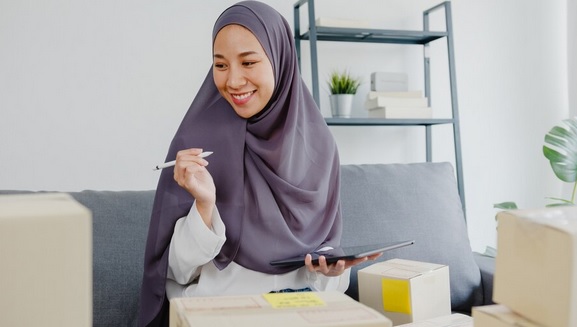 Jadi Tonggak Finansial Keluarga, Perempuan Diharapkan Melek Keuangan