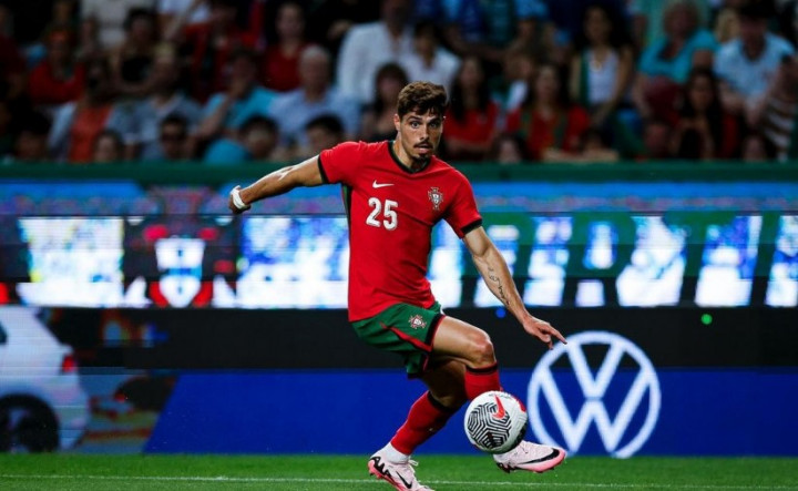 Chelsea Tuntaskan Transfer Pedro Neto