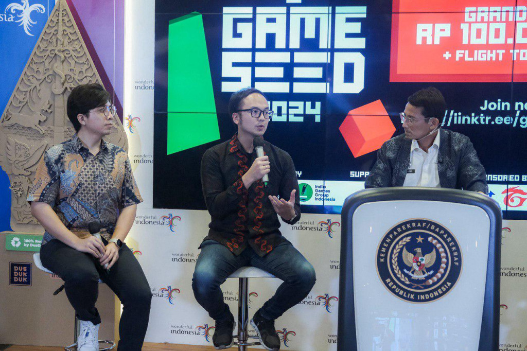 Country Head Garena Indonesia, Hans Saleh (Tengah) memberi pandangan mengenai perkembangan industri gim lokal bersama ketua AGI, Cipto Adiguno (Kiri) & Menparekraf RI, Sandiaga Uno