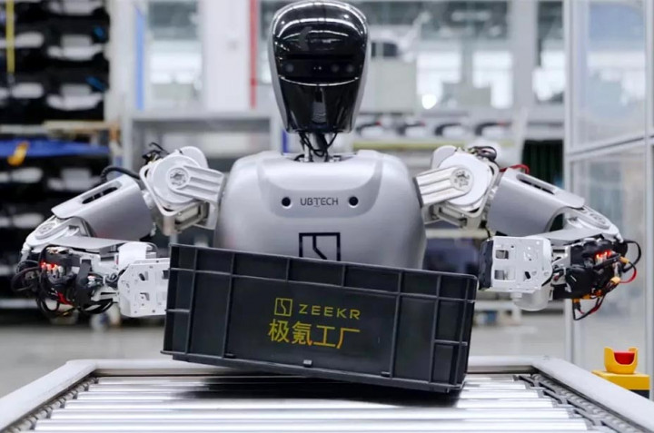 Keren, Zeekr Uji Coba Robot Humanoid di Pabrik