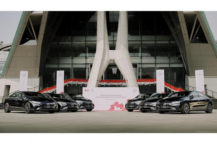 Mercedes-Benz Serahkan 16 Mobil Listrik untuk HUT Ke-79 RI