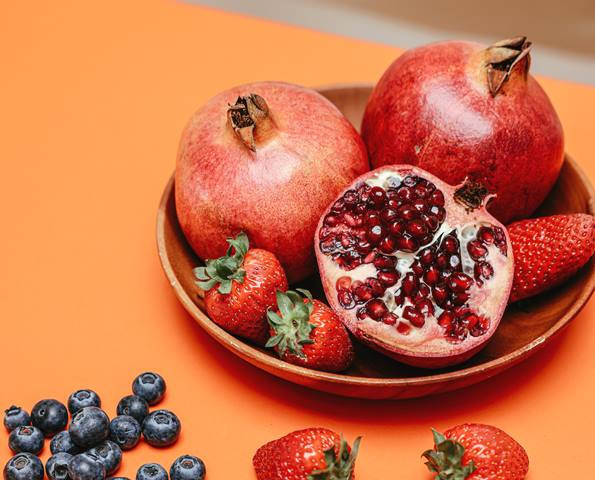 Buah delima mengandung berbagai antioksidan, seperti polifenol, antosianin, dan flavonoid. (Foto: Ilustrasi/Dok. Unsplash.com)