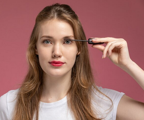 7 Cara Memakai Maskara agar Tidak Mudah Menggumpal