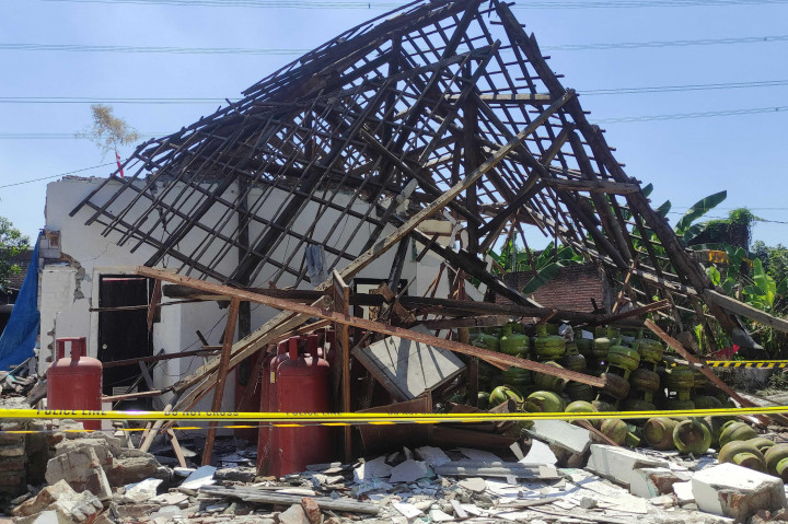 Sebuah Rumah Hancur Diduga akibat Ledakan Oplos Gas Elpiji