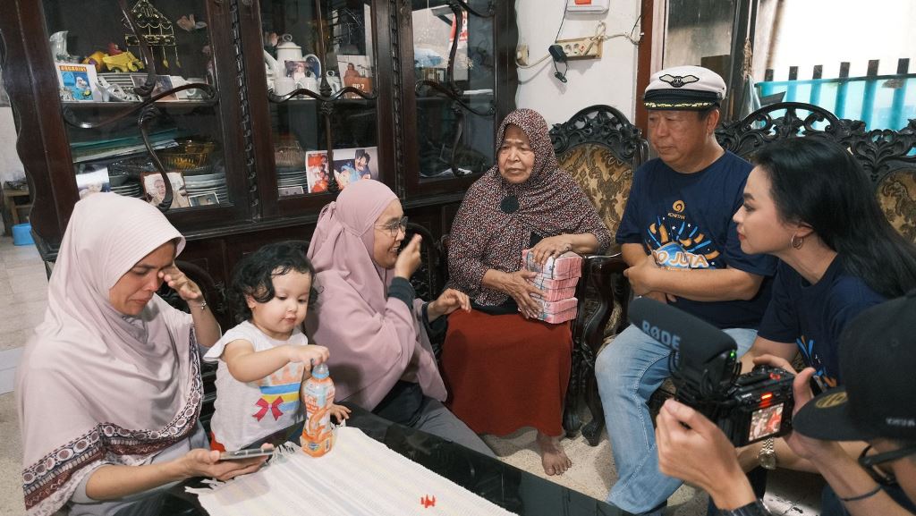 Marlina pemenang Mendadak Jutawan 3 saat disambangi Mr. Ichitan. Dok. Ist