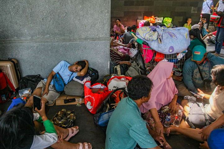 Potret Warga Korban Kebakaran Mengungsi di Stasiun Manggarai