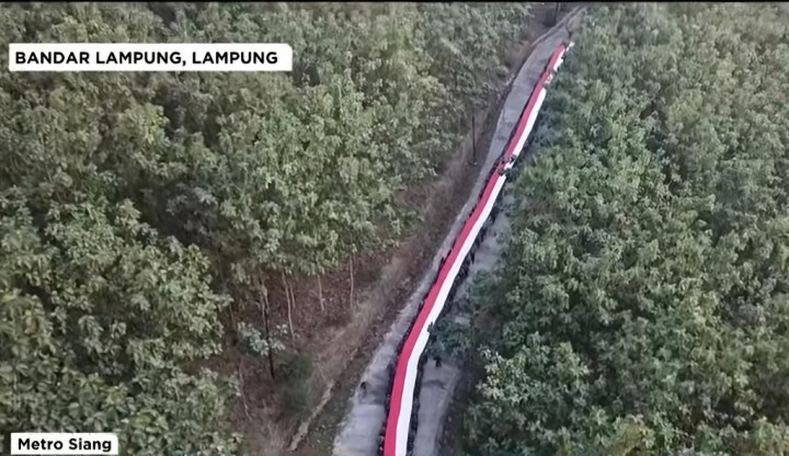 HUT RI, Merah Putih Sepanjang 79 Meter Dikirab di Bandar Lampung