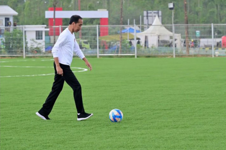 Saat Jokowi Jajal Lapangan TC PSSI di IKN