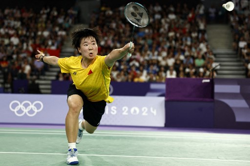 Pebulutangkis Tiongkok He Bing Jiao Gantung Raket