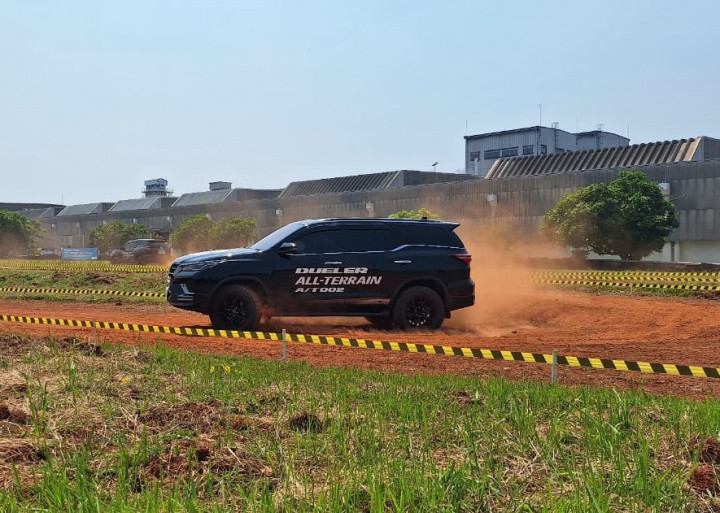 Jajal Performa Ban Bridgestone A/T002 di Lintasan Aspal dan Tanah