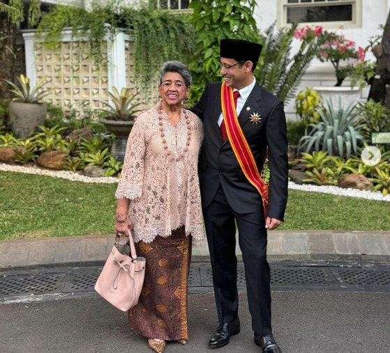 Didampingi Ibunda, Nadiem Terima Tanda Kehormatan Bintang Mahaputera Adipradana dari Jokowi